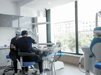 Стоматолог ортопед и ассистент за работой в государственном центре